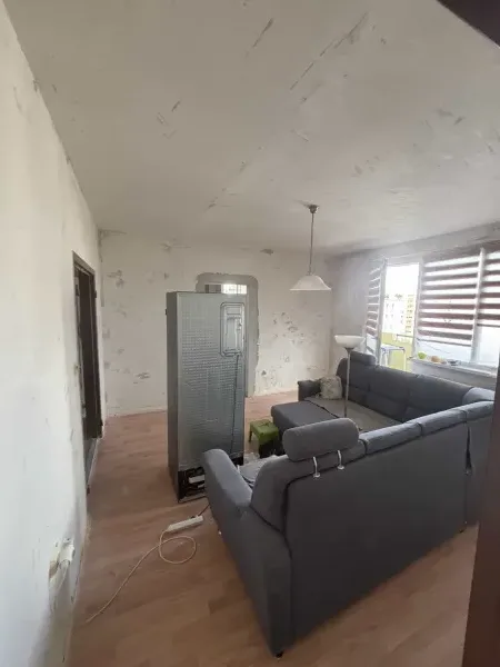 Pôvodný stav — gauč a staré parkety — Karlova Ves - Bratislava