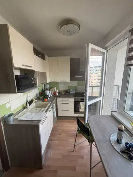 Pôvodná kuchynská linka — biele skrinky a zelený obklad — Karlova Ves - Bratislava