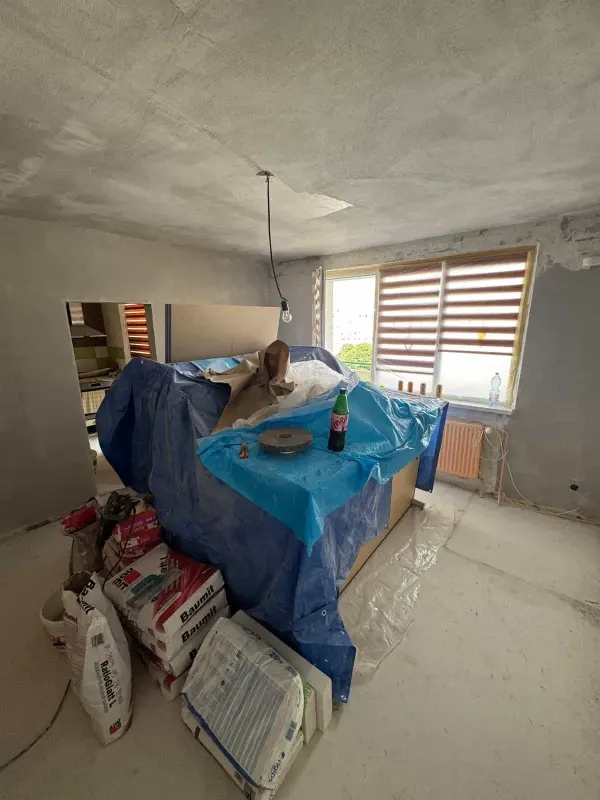 Zakrytá kuchyňa a vrecká s materiálom — Karlova Ves - Bratislava