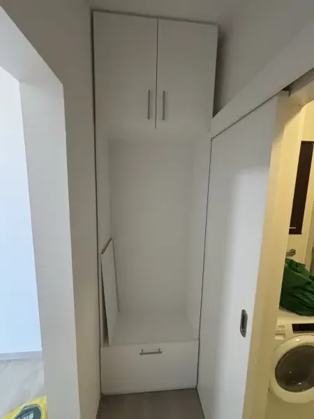 Detail bielych vstavaných skríň — práčovňa — Karlova Ves - Bratislava