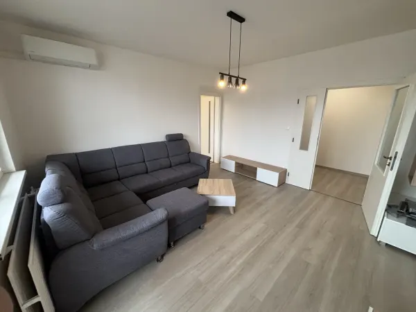 Obývacia izba s pohľadom do spálne — Karlova Ves - Bratislava