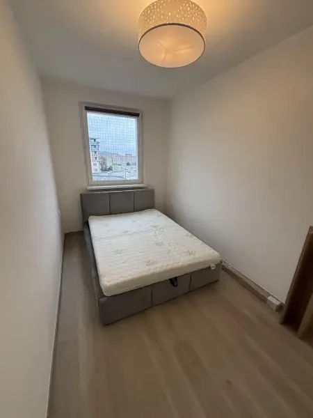 Spálňa po rekonštrukcii — manželská posteľ — Karlova Ves - Bratislava
