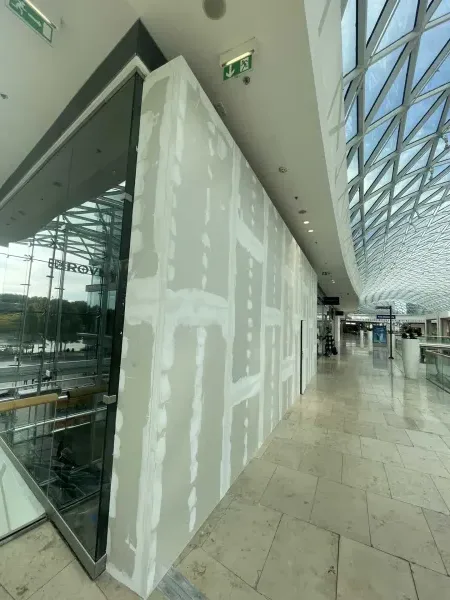 Sadrokartón OC Eurovea - opláštenie horného kazetového stropu nad výkladom prevádzky - Obchodné centrum Eurovea