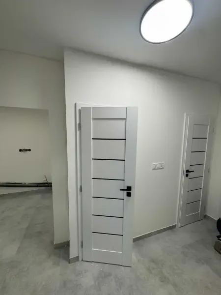 Nové biele dvere - chodba so sivou dlažbou - Petržalka - Bratislava