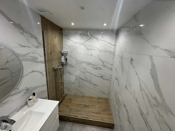 Walk-in sprcha - drevený dekor a mramor - Petržalka - Bratislava