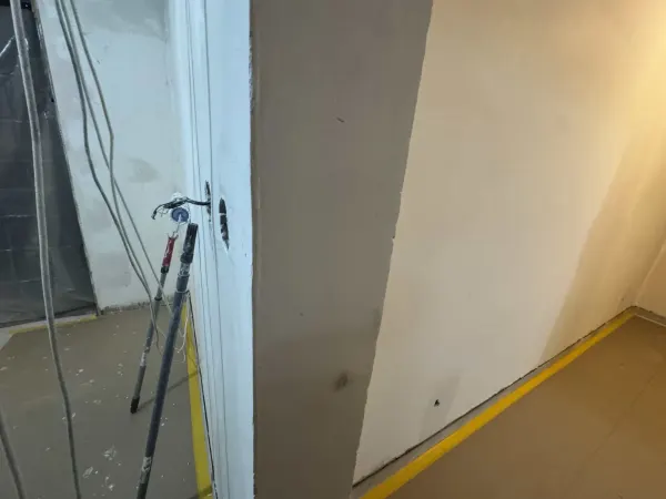 Nová elektroinštalácia - kabeláž v stene pri dverách - Petržalka - Bratislava