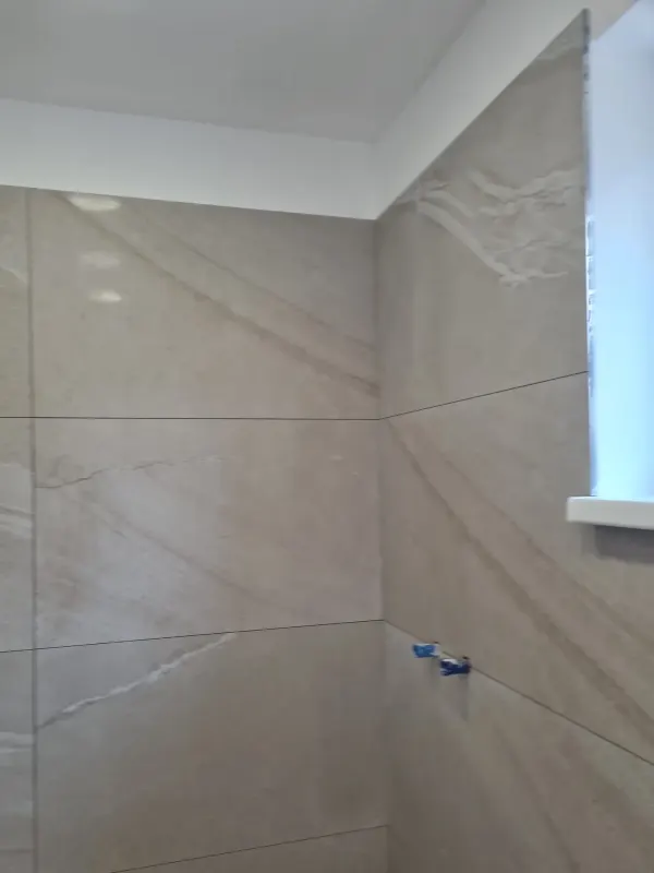 Detail mramorového obkladu pri okne kúpeľne - Bratislava