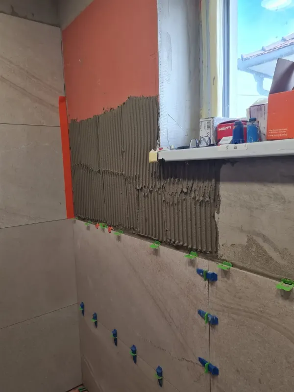 Walk-in sprcha s lineárnym žľabom a stropnou hlavicou - Bratislava