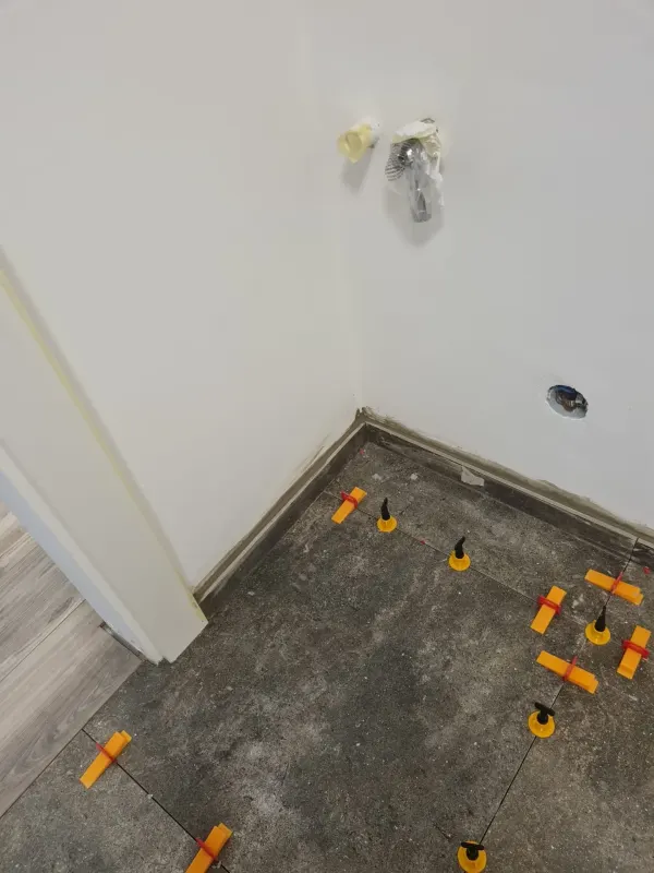 Detail pokládky dlažby pri stene a podlahovej lište - Rača - Bratislava