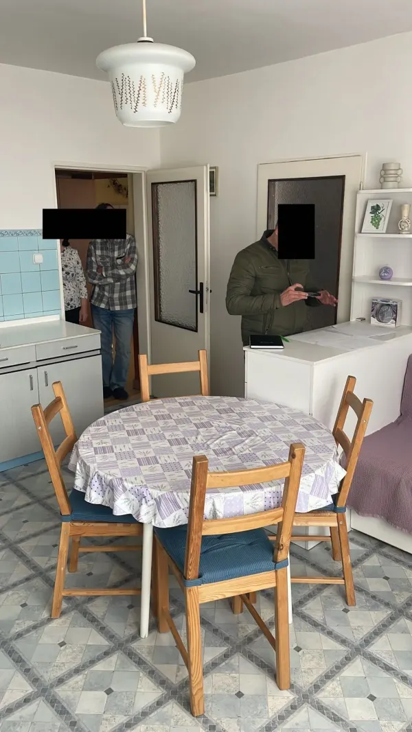 Pôvodná kuchyňa pred rekonštrukciou — drevené stoličky a stará dlažba — Vajnory