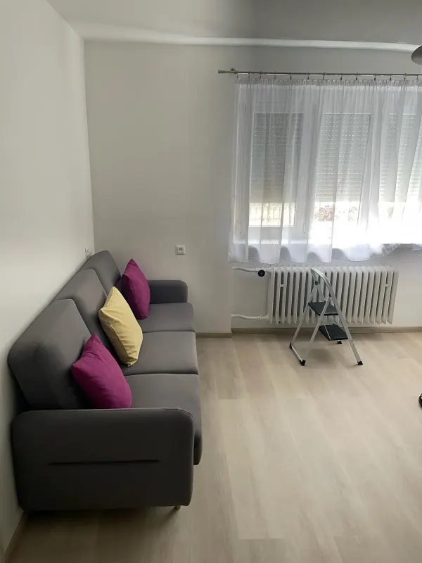 Hotová izba s novou podlahou a vymaľovanými stenami — Vajnory