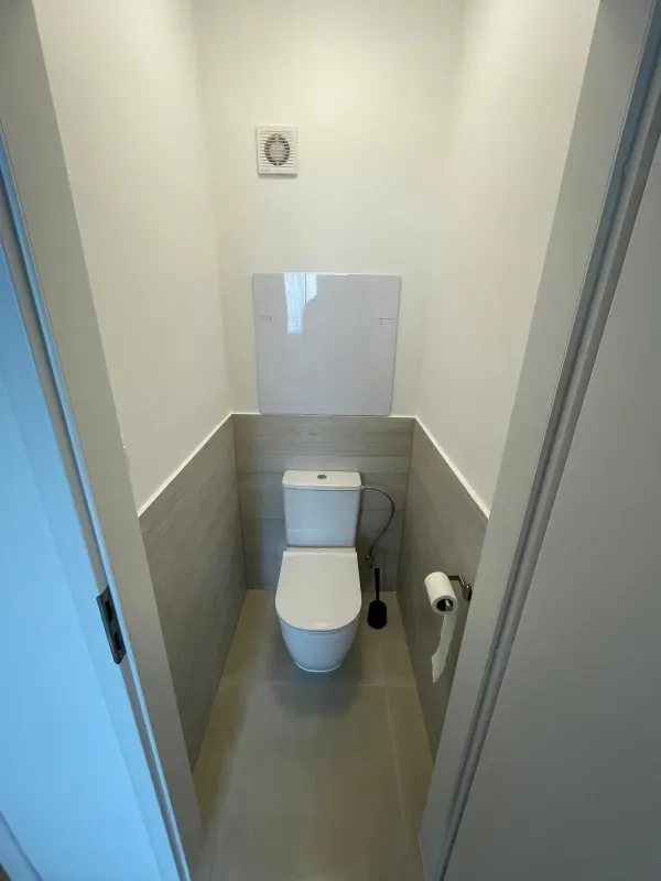 Samostatné WC — závesná misa a obklad — Devínska Nová Ves