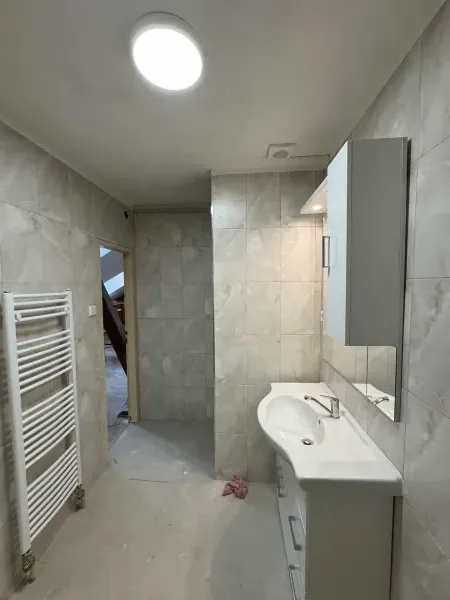 Detail novej sprchovacej kabíny s mozaikou a chrómovou batériou — Ružinov - Bratislava