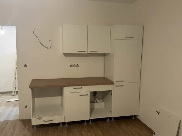 Hotová kuchyňa s bielymi skrinkami — Petržalka - Bratislava