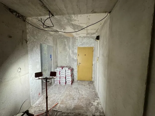 Predsieň pred rekonštrukciou — pôvodné dvere — Petržalka - Bratislava