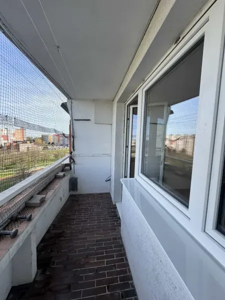 Pred rekonštrukciou — pohľad na pôvodný balkón — Petržalka - Bratislava