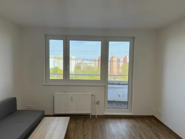 Hotová izba — biele steny a drevená podlaha — Petržalka - Bratislava