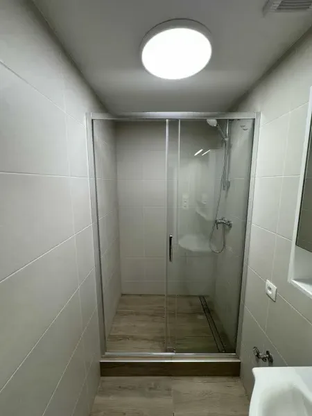 Hotová kúpeľňa — sklenená sprcha a drevený dekor — Petržalka - Bratislava
