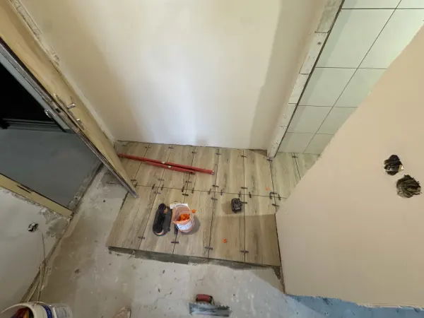 Pokládka dlažby na chodbe — Petržalka - Bratislava