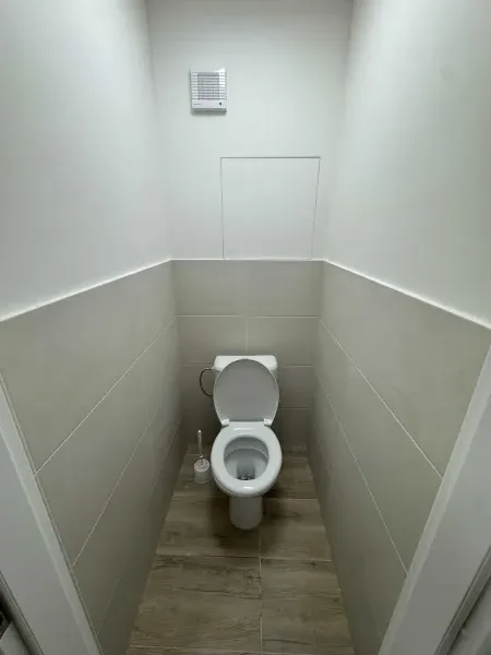 Hotové samostatné WC — drevený dekor — Petržalka - Bratislava