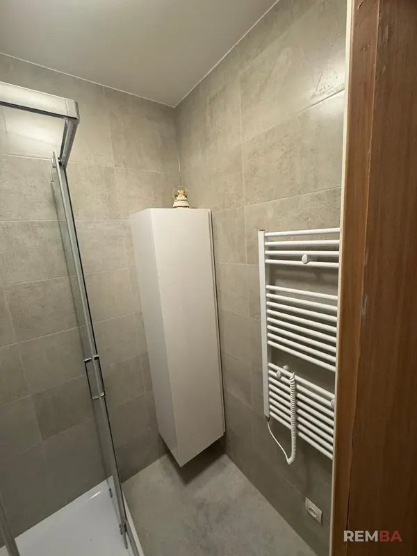 Hotová kúpeľňa so sprchovým kútom a rebríkovým radiátorom - Ružinov, Bratislava