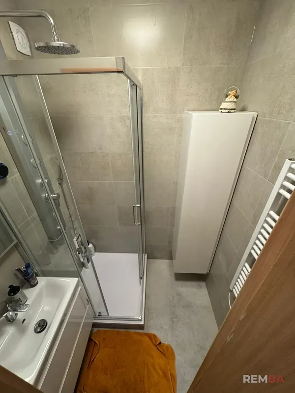 Nová kúpeľňa - umývadlo so skrinkou a sprchový kút - Ružinov, Bratislava