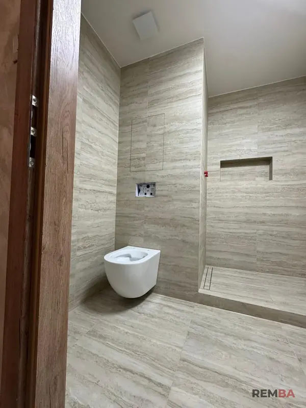 Závesné WC a sprchový kút v novej kúpeľni - Podunajské Biskupice, Bratislava