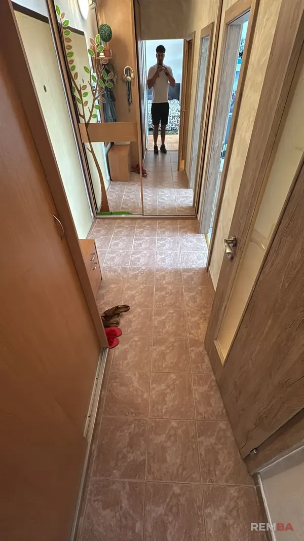 Chodba pred výmenou dlažby - Podunajské Biskupice, Bratislava