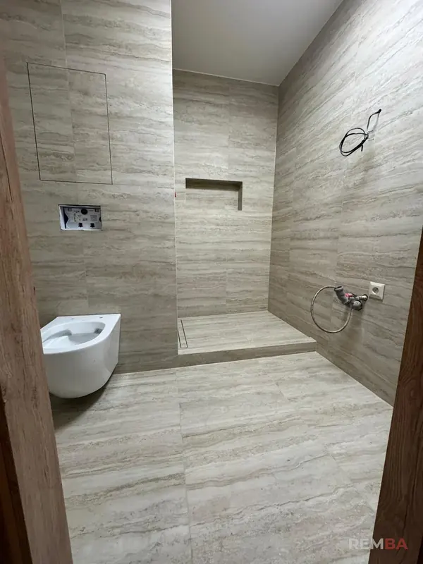 Hotová kúpeľňa so závesným WC a sprchovým kútom - Podunajské Biskupice, Bratislava