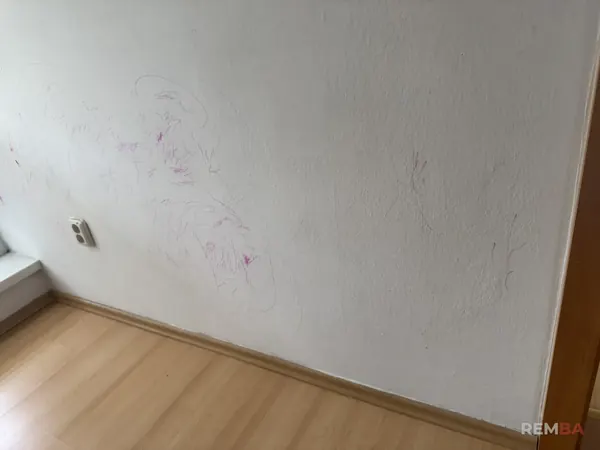 Pokreslená stena v detskej izbe pred výmaľbou - Staré Mesto, Bratislava