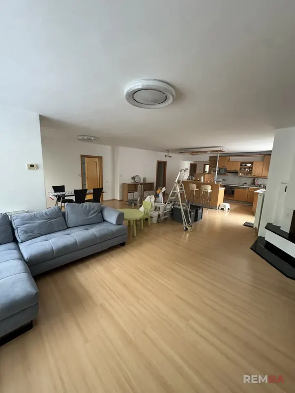 Obývacia izba s kuchyňou po výmaľbe - Staré Mesto, Bratislava