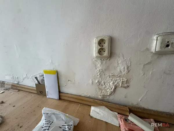 Poškodená omietka po zatečení - Staré Mesto, Bratislava