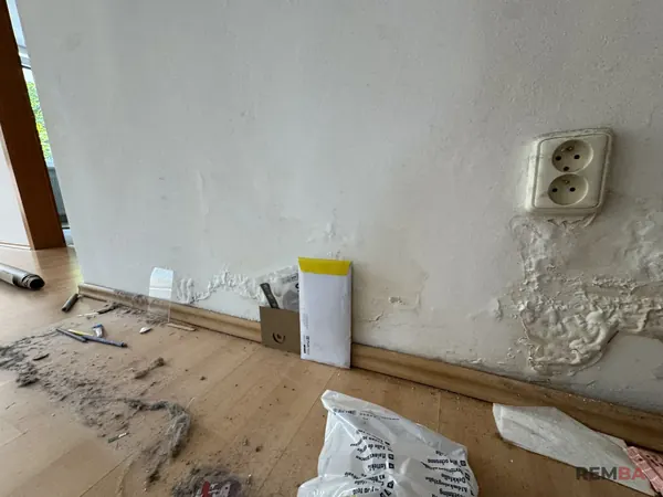 Odlupujúca sa omietka pri podlahe - Staré Mesto, Bratislava