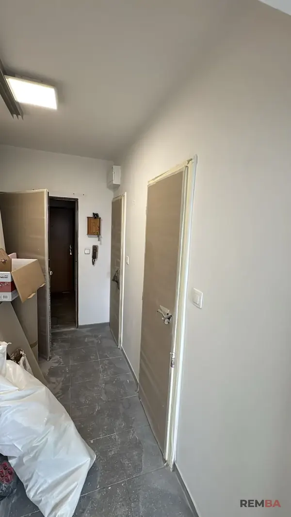 Chodba s novými dverami - Podunajské Biskupice, Bratislava