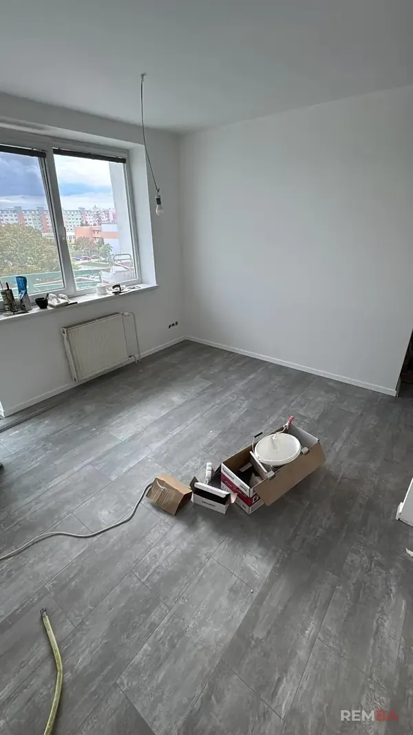 Nová podlaha a vymaľované steny - Podunajské Biskupice, Bratislava