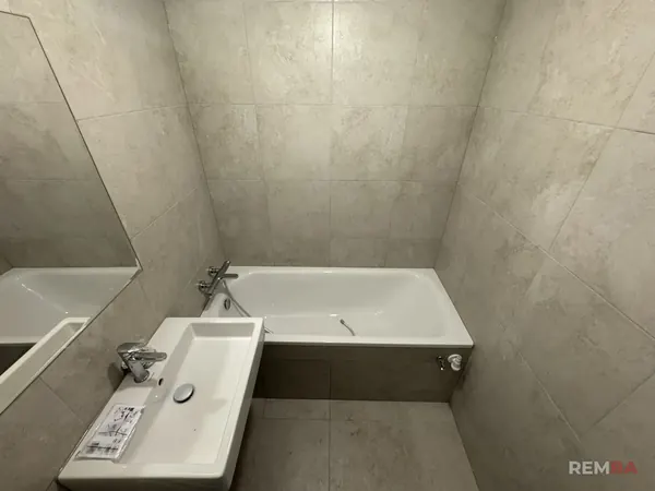 Hotová kúpeľňa s vaňou a umývadlom - Podunajské Biskupice, Bratislava