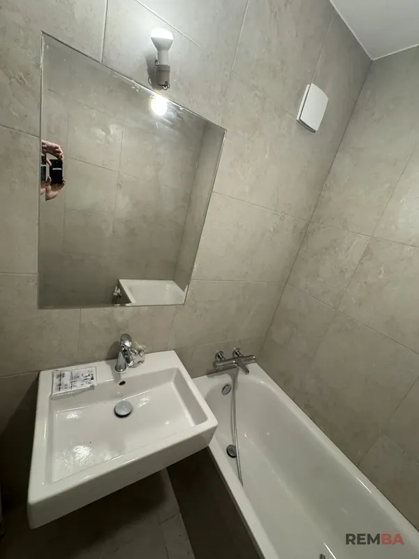 Umývadlo so zrkadlom v novej kúpeľni - Podunajské Biskupice, Bratislava