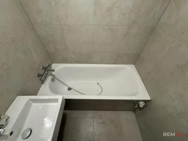 Kúpeľňa s vaňou po rekonštrukcii - Podunajské Biskupice, Bratislava
