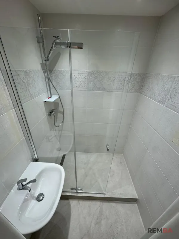 Sprchový kút so sklenenou stenou a umývadlo - Ružinov, Bratislava