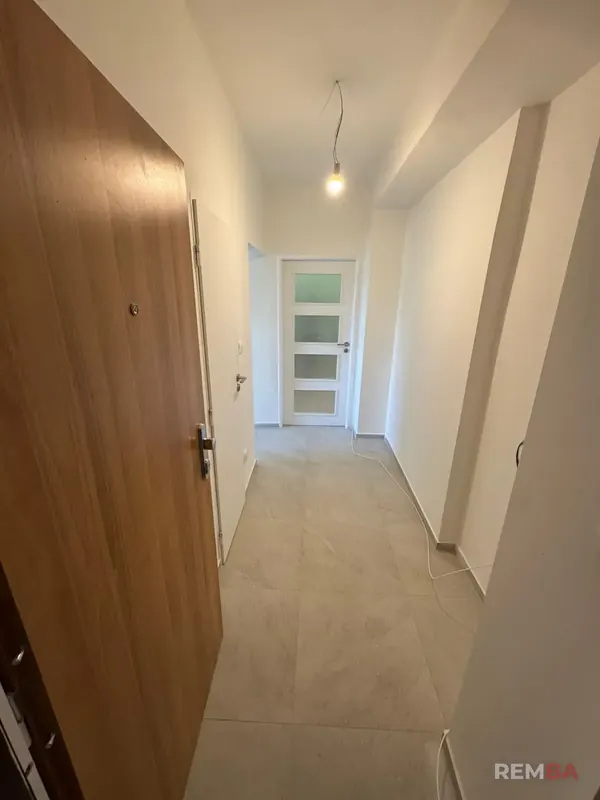 Dlhá chodba s novou dlažbou - Ružinov, Bratislava