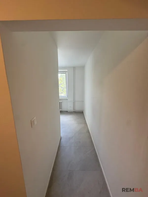 Chodba s novou dlažbou - Ružinov, Bratislava