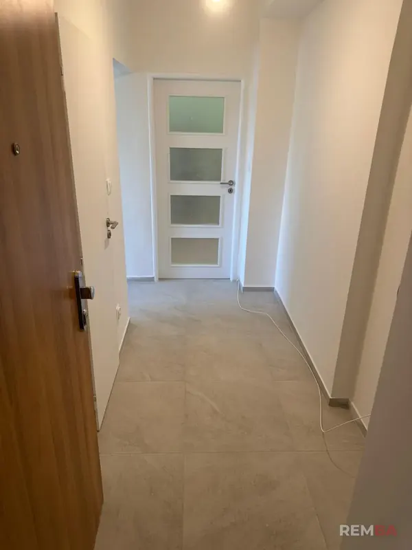 Chodba s novou dlažbou a dverami - Ružinov, Bratislava
