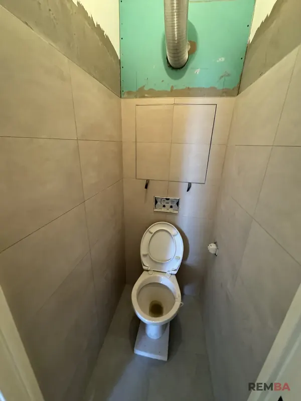 WC počas obkladania - Dlhé Diely, Bratislava