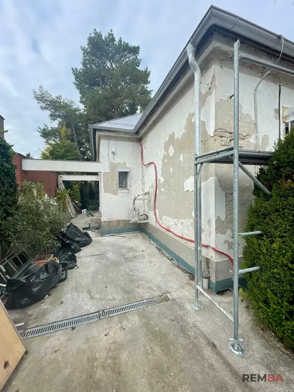 Pôvodná fasáda s opadanou omietkou - Ružinov, Bratislava