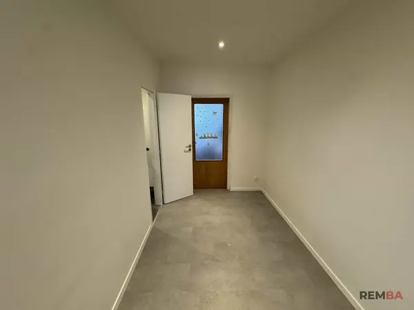 Chodba s novými dverami - Petržalka, Bratislava