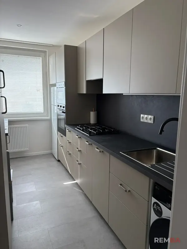 Hotová kuchyňa pri okne - Petržalka, Bratislava