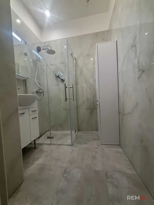 Malá kúpeľňa so skleneným sprchovým kútom - Staré Mesto, Bratislava