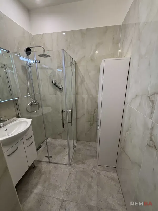 Sprchový kút s dažďovou sprchou a umývadlo - Staré Mesto, Bratislava