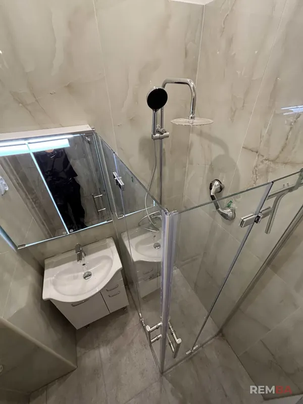Sklenený sprchový kút a zrkadlo s osvetlením - Staré Mesto, Bratislava