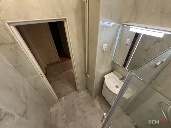 Pohľad do novej kúpeľne od dverí - Staré Mesto, Bratislava